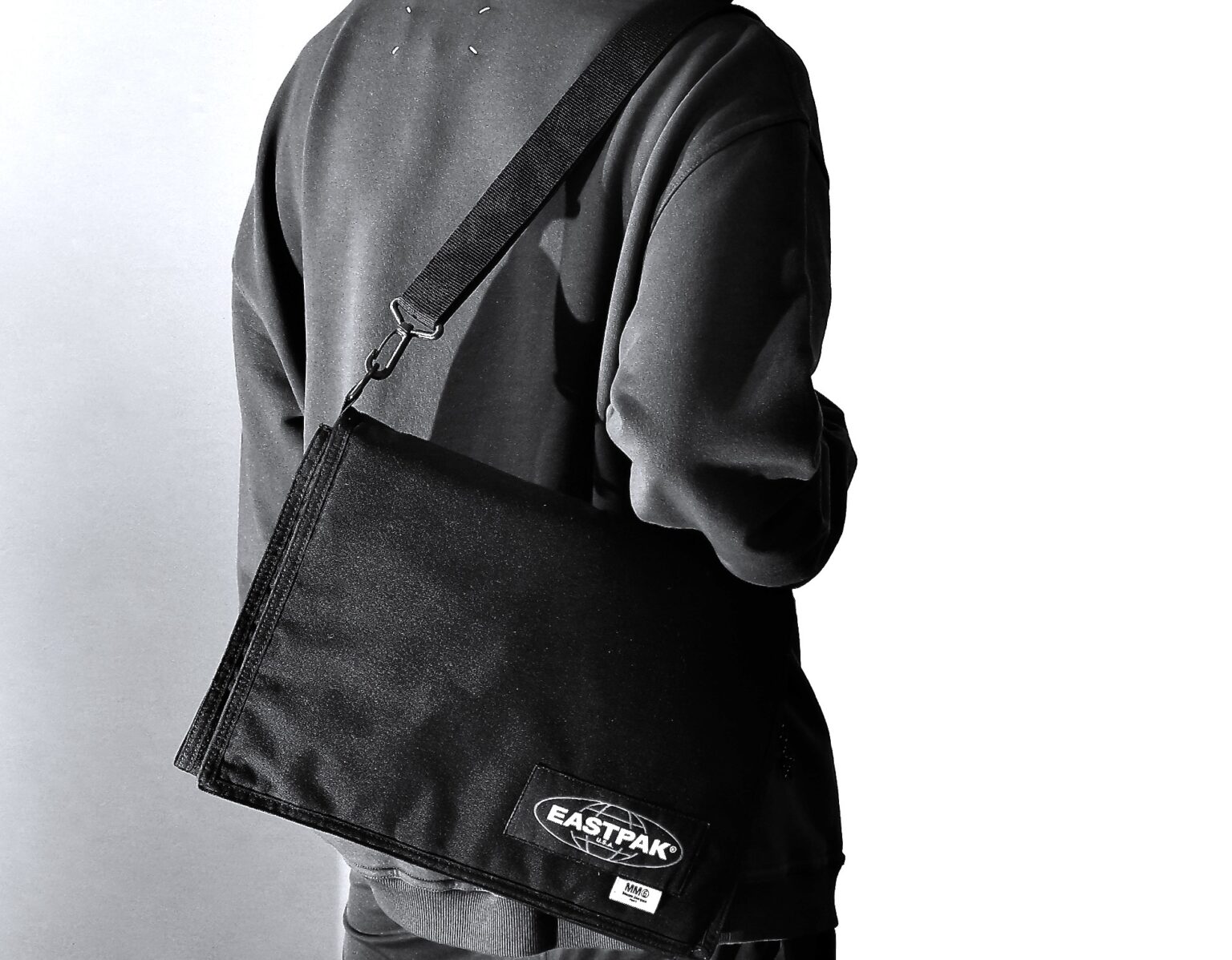MM6 X EASTPAK “CREW XL SHOULDER BAG” 2BC